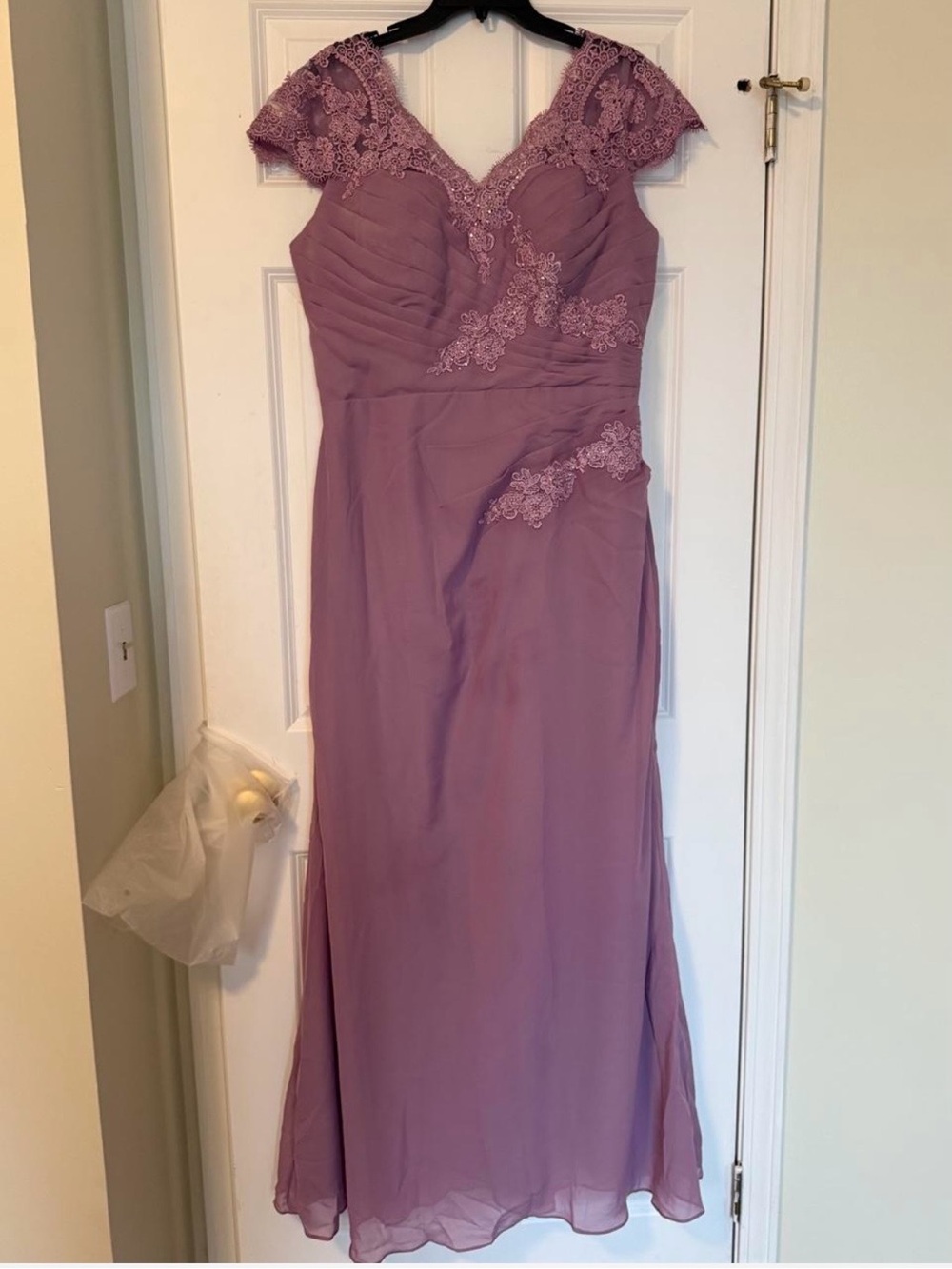 Elegant Lace-Accent V-Neck Evening Dress in Mauve